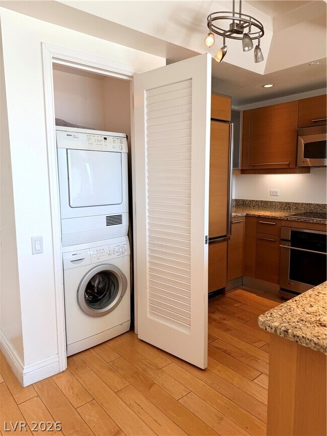 Building Photo - 322 Karen Ave