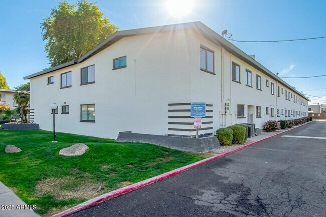 Building Photo - 721 E Montebello Ave