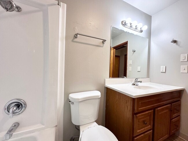 Building Photo - Near Downtown Gresham 2 Bed 1 Bath Duplex! W/S/G Included!