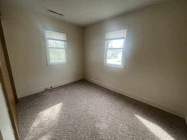 Building Photo - Two Bedroom, One and half bathroom house! ...