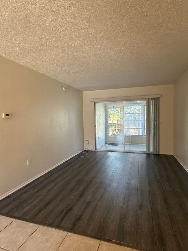 Building Photo - Cute Condo in Greenbriar