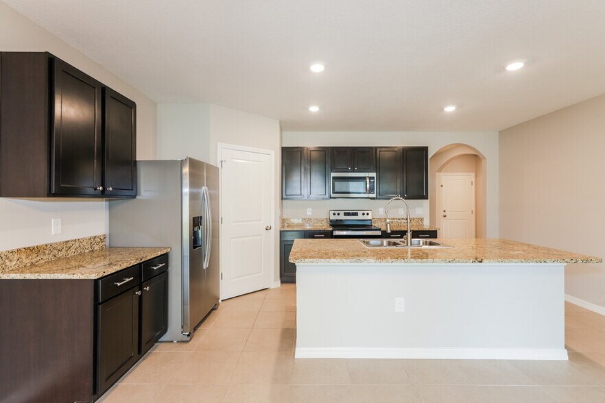 Building Photo - 16471 Little Garden Dr