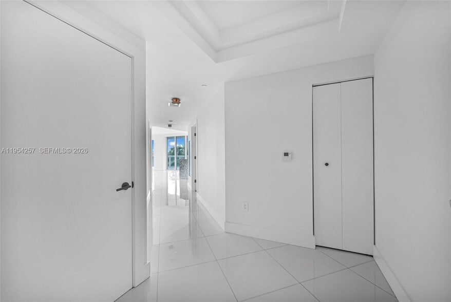 Building Photo - 10 Venetian Way