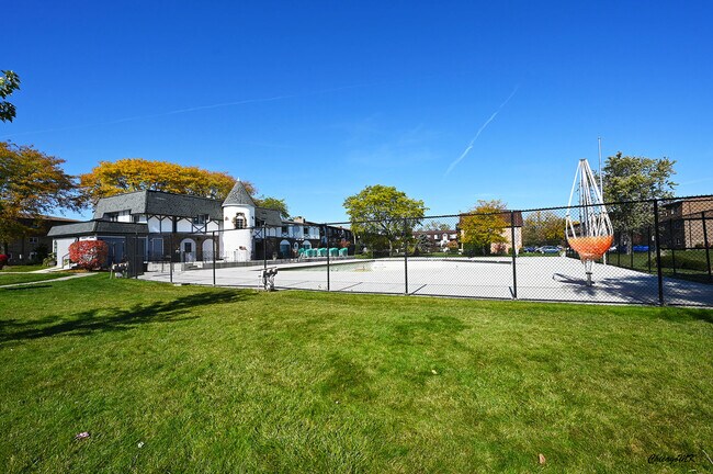 Building Photo - 9360 Bay Colony Dr