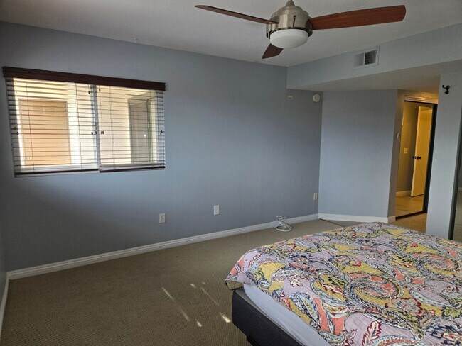 Building Photo - Ground-floor San Carlos stunning single-story condo available immediately.