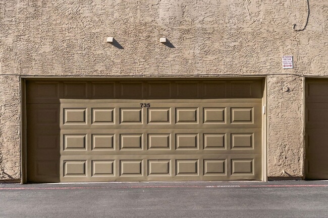 Building Photo - 735 Apple Tree Ct