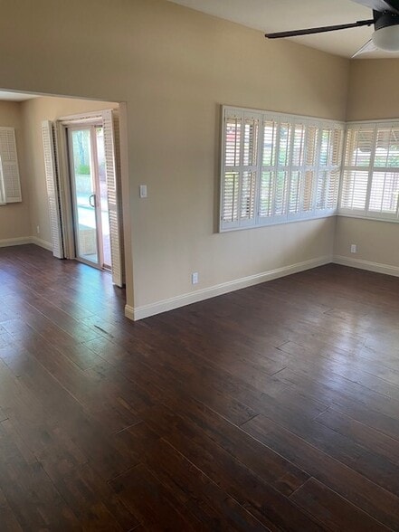 Building Photo - 2000 Karen St