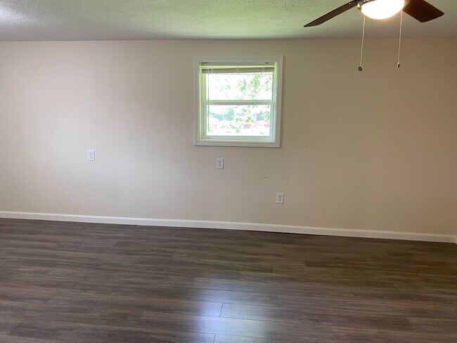 Building Photo - Large Brick Home with 2 Living spaces!