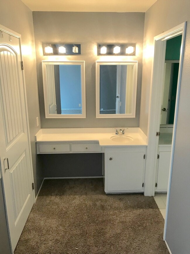 Building Photo - M/I SPECIAL - Remodeled Townhome in Point ...