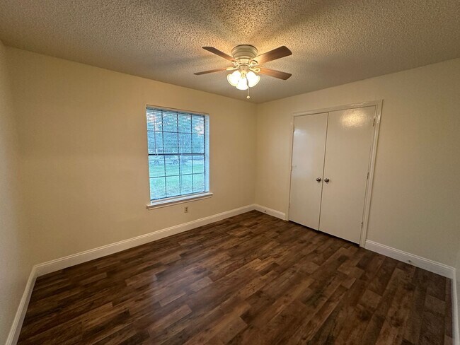 Building Photo - 5415-5415 Brookhollow Dr
