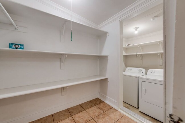 Building Photo - Beautifully Renovated 2 Bed 2 Bath - Deep-...