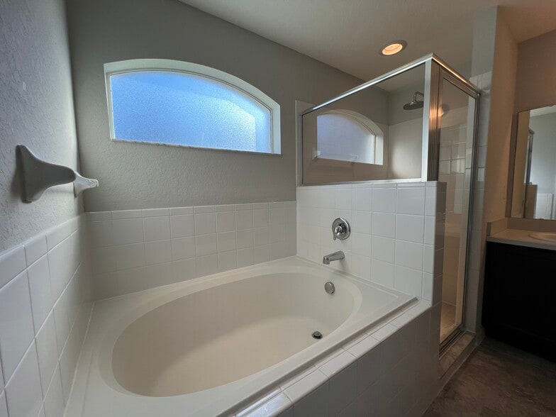 Building Photo - 900 Kingfisher Dr