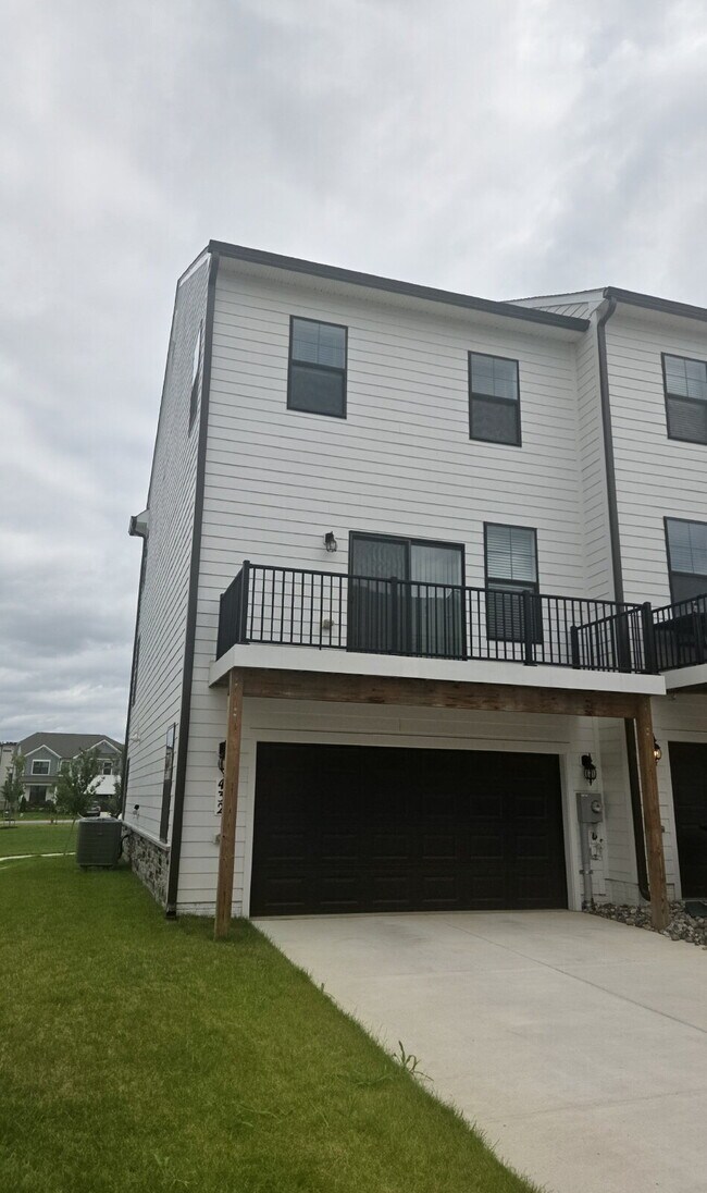 Building Photo - "Experience Modern Comfort: Mostly Furnished 3-Bed, 3.5-Bath Townhouse in Renn Quarter"
