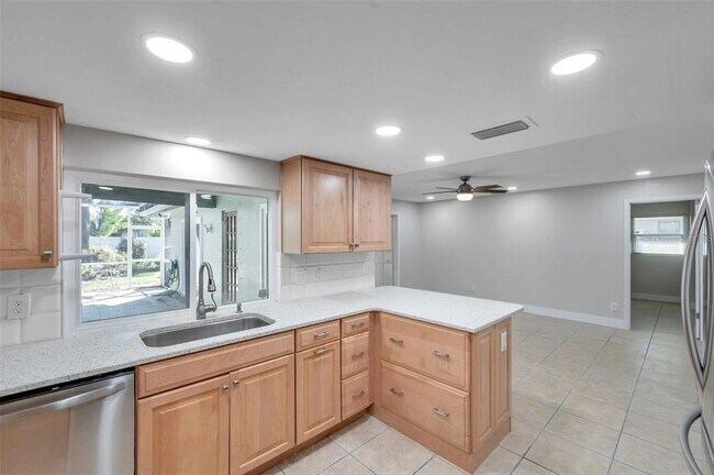 Building Photo - 8789 Maplewood Rd