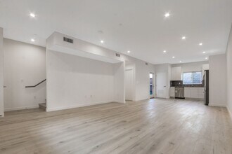 Building Photo - Gorgeous 3 Bedroom / 2 1/2 Bath Townhome-Style Apartment in Hollywood