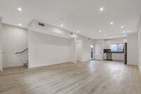 Building Photo - Gorgeous 3 Bedroom / 2 1/2 Bath Townhome-S...