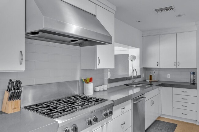 Building Photo - Mid-century modern home in Arcadia with pr...