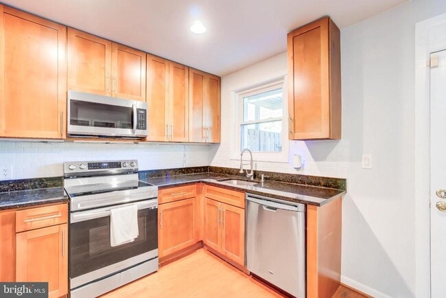 Building Photo - 2707 S Walter Reed Dr