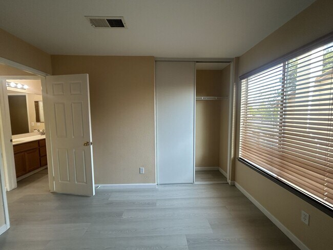 Building Photo - 37978 Spur Dr