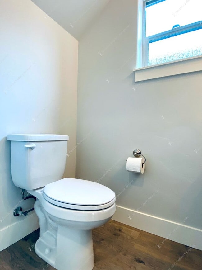 Building Photo - 3BR SE Bend home in great neighborhood wit...