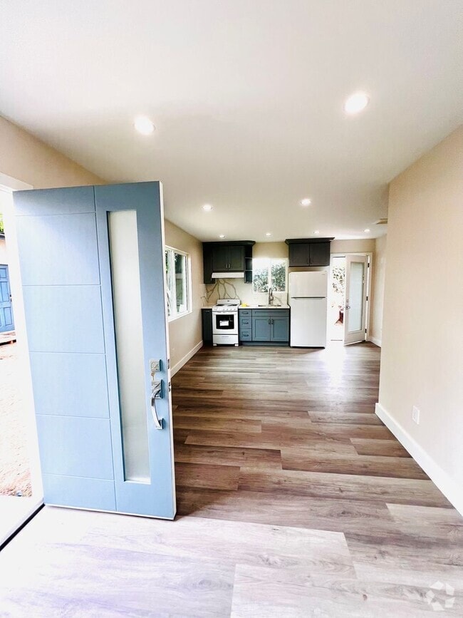 Building Photo - Brand New construction! 2 bed 1 bath,  Enj...