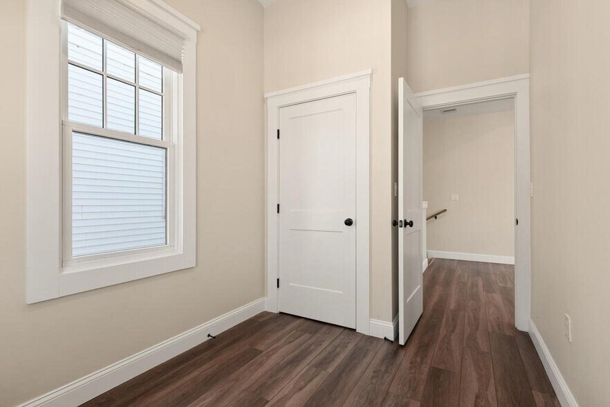 Building Photo - 701 E 2nd St