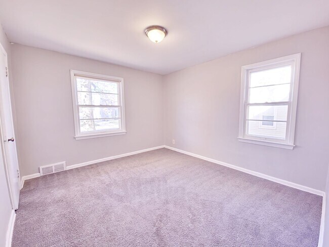 Building Photo - 5 Bedroom 2 Bathroom