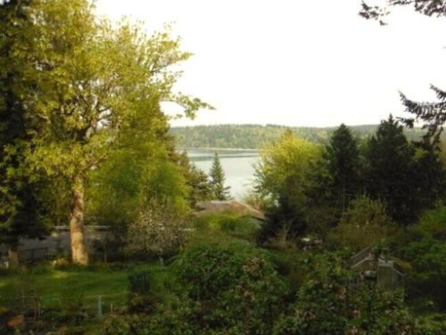 Building Photo - Spacious 3-Level Home Overlooking Magnuson...