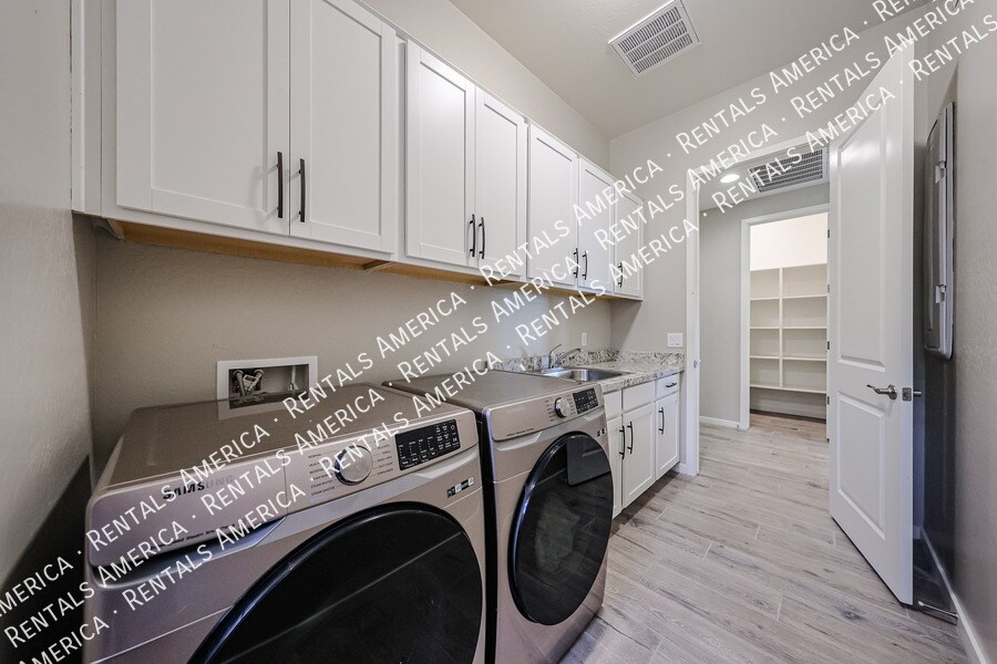 Building Photo - 42085 W Morning Glory Way