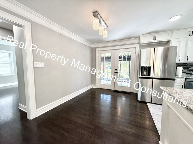 Building Photo - Beautifully Renovated 3-Bedroom, 2-Bath Ho...
