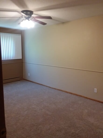 Building Photo - 3246 Douglas Dr N