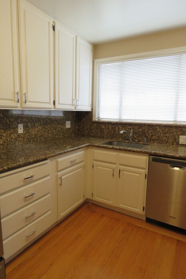 Building Photo - 49 Dellbrook Ave