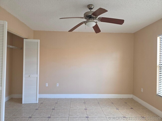 Building Photo - 1542 Lake Crystal Dr