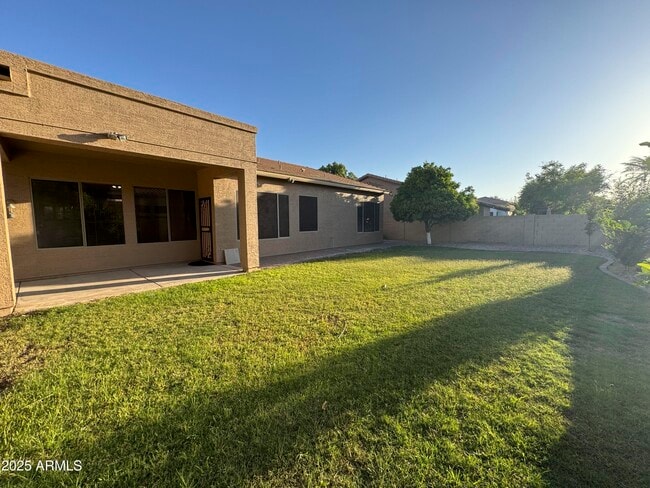 Building Photo - 888 E Loma Vista St