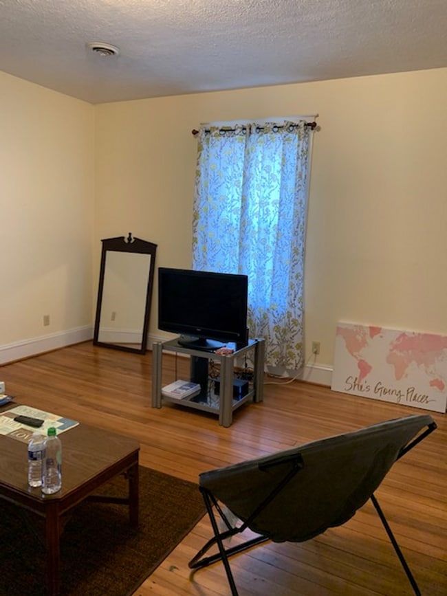 Building Photo - 215 N Lewis St