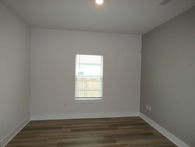 Building Photo - Beautiful 4-Bedroom Home - Open Floor Plan