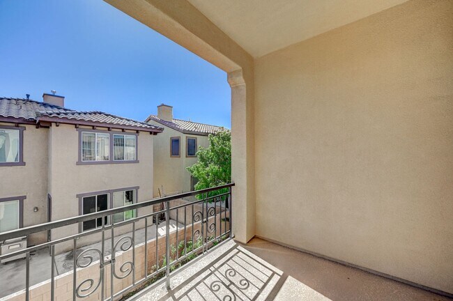 Building Photo - Stunning Rhodes Ranch Four Bedroom