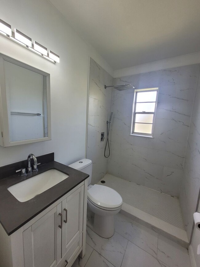 Building Photo - Renovated 2 bed 1 bath Spacious apt in the...