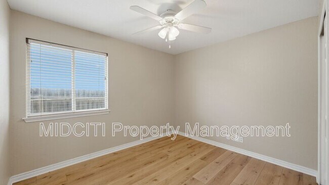 Building Photo - 2432 Medina Dr