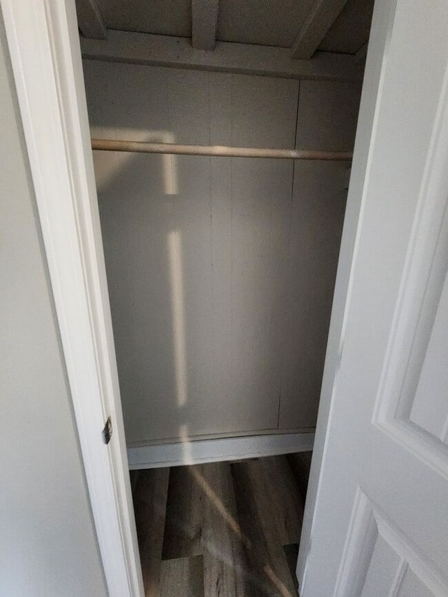 Building Photo - Spacious 1-Bedroom, 1-Bathroom Home AVAILABLE NOW!!