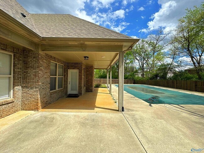 Building Photo - 126 Windridge Way SW
