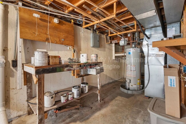 Building Photo - 560 Falcon Dr
