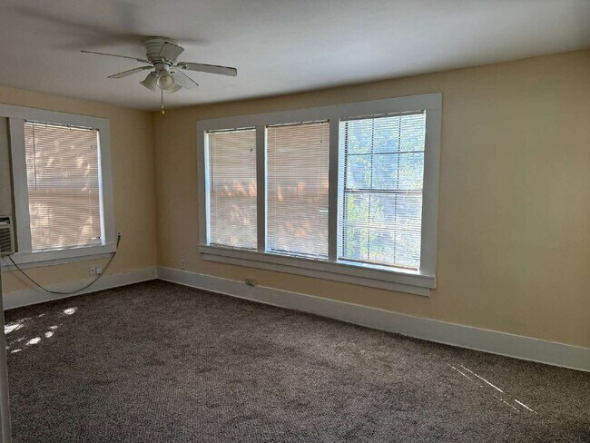 Building Photo - 1 Bedroom plus a Den, Close to SAC and Ala...