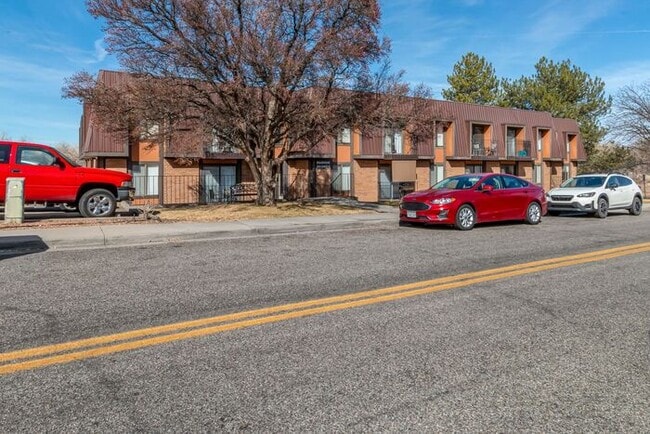 Building Photo - Bright & Spacious 1BD/1BA Top-Floor Unit w...