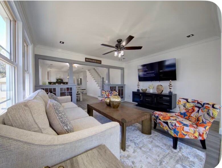 Building Photo - 14 Roosevelt Ave