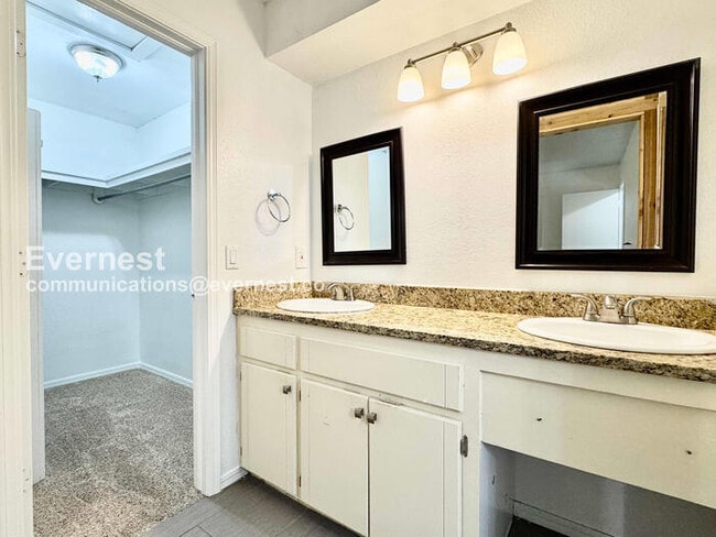 Building Photo - 3 Bed/1.5 Bath Home with Garage / Pet-Frie...