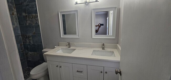 Building Photo - FABULOUS! LIKE NEW!  3 BEDROOM / 2 BATH / 1 CAR GARAGE HOUSE (SOUTHEAST ORLANDO)