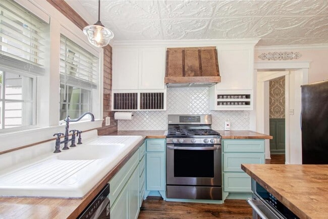 Building Photo - 228 Commerce St