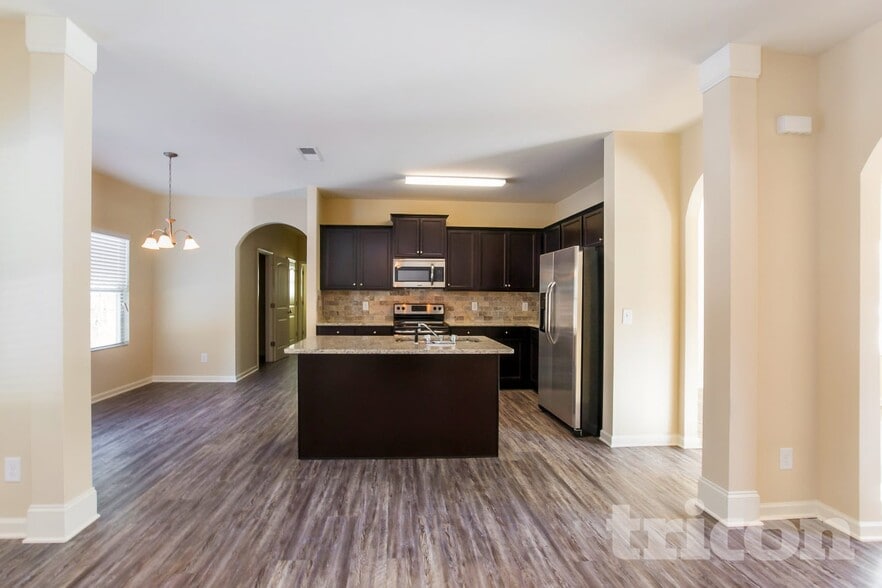 Building Photo - 457 Shady Glen