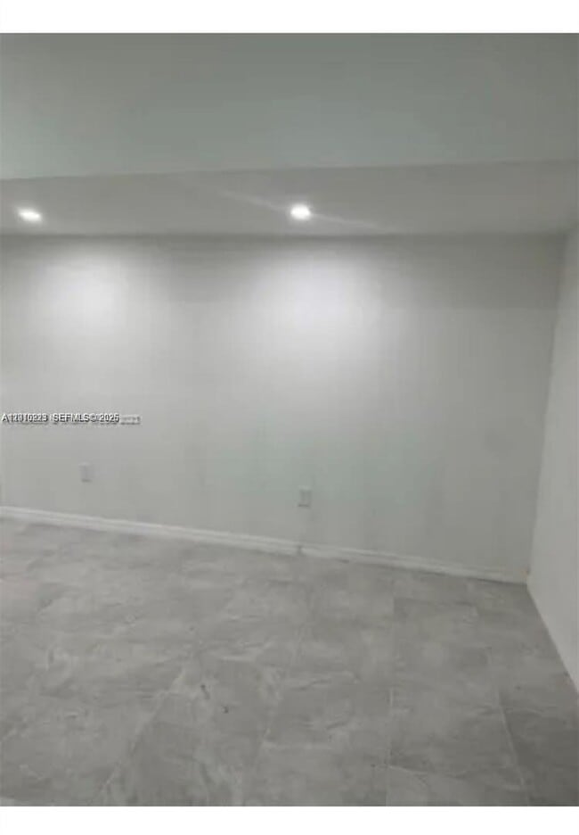Building Photo - 9860 SW 161st Ave